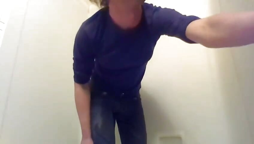 Meada en mis jeans, decidió ducharse vestida; Caliente y verbal corrida