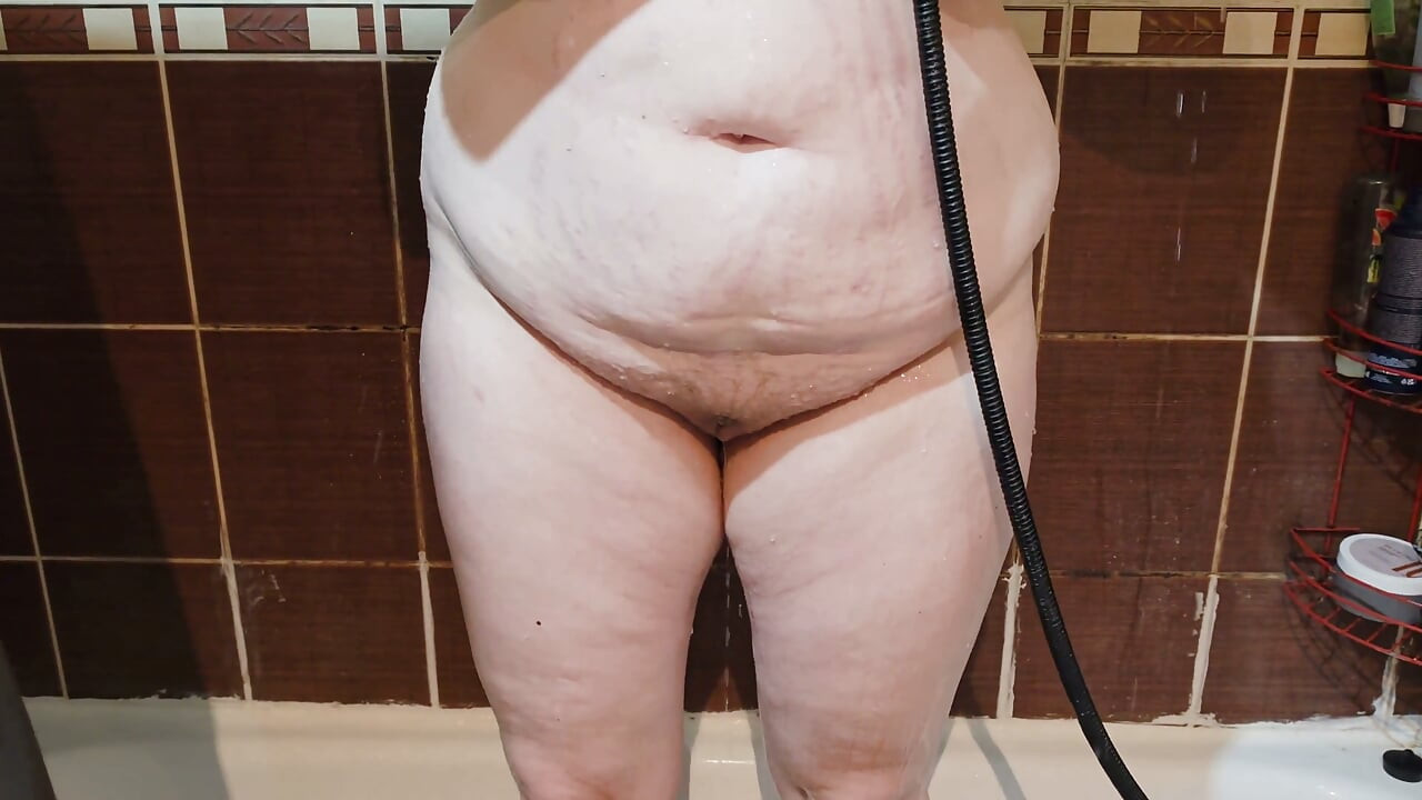 Knubbig fru &kåt man - dusch förvandlas till onani, avsugning och het sex med cumshot