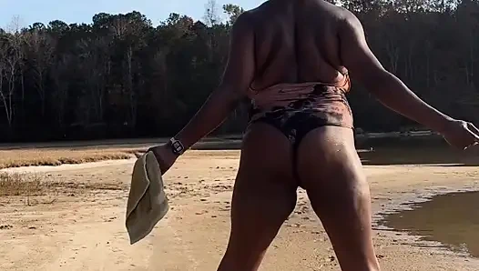 ЧЕРНОКОЖАЯ ПУМА ТВЕРКАЕТ НА ПЛЯЖЕ В КУПАЛЬНИКЕ