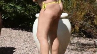 Az Ehefrau Chelle mit ihrem gelben Bikini