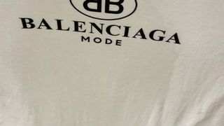Elle finit de pisser sur son t-shirt Balenciaga
