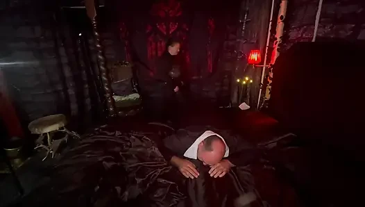 Teil 1:- königin vampir macht den priester zu einer schwanzlutschende hure!