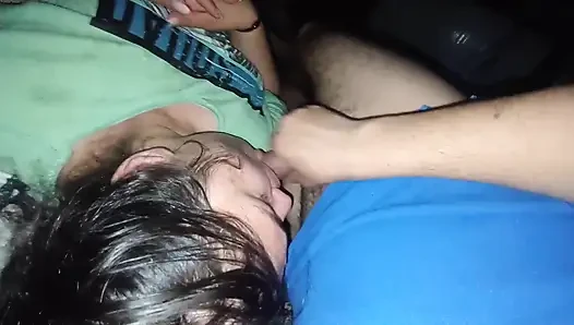 Ertesi gün üvey babam bana bir oral seks daha yaptı ve ben hepsini yutuyorum çünkü ben iyi kızım