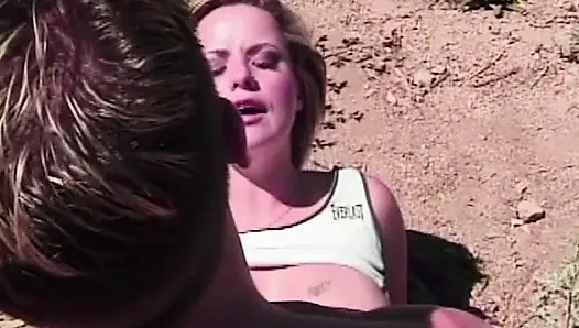 Gefesselte College-Beichten in der Wüste