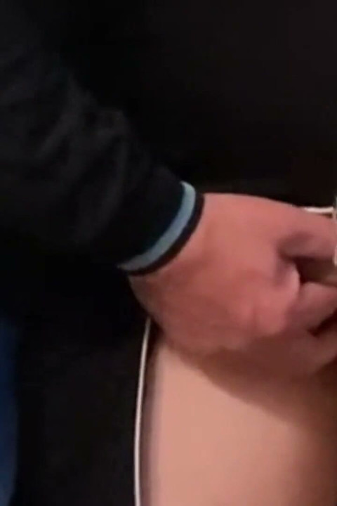 Slet stiefdochter gevingerd door stiefvader in de metro
