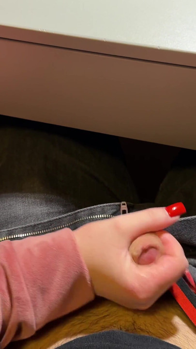 תלמידת בית ספר שוב נותנת עבודת יד בשיעור מתמטיקה מתחת לשולחן. (בבית הספר) | קליפ 1