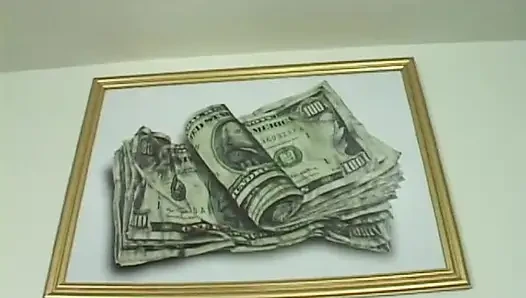 Tombul götlü zenci bebek sıkı amını büyük siyah bir direğe sert siktiriyor