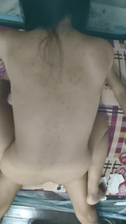 Une fille naturelle chevauche une bite dans mon lit | Clip 1