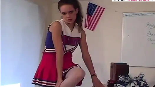 Сексуальная девушка подрачивает свой клитор, затем трахает пальцами ее киску