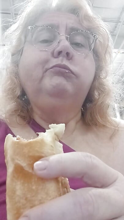 J'encule un hotdog après un shopping dans ce grand magasin !