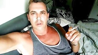 Su padrastro Cory Bernstein reventado en una cinta de sexo de polla de celebridades masculinas fumando, dedos en el culo, semen