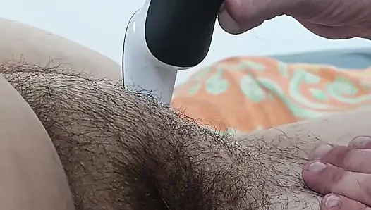 Mencukur memek berbulu istriku