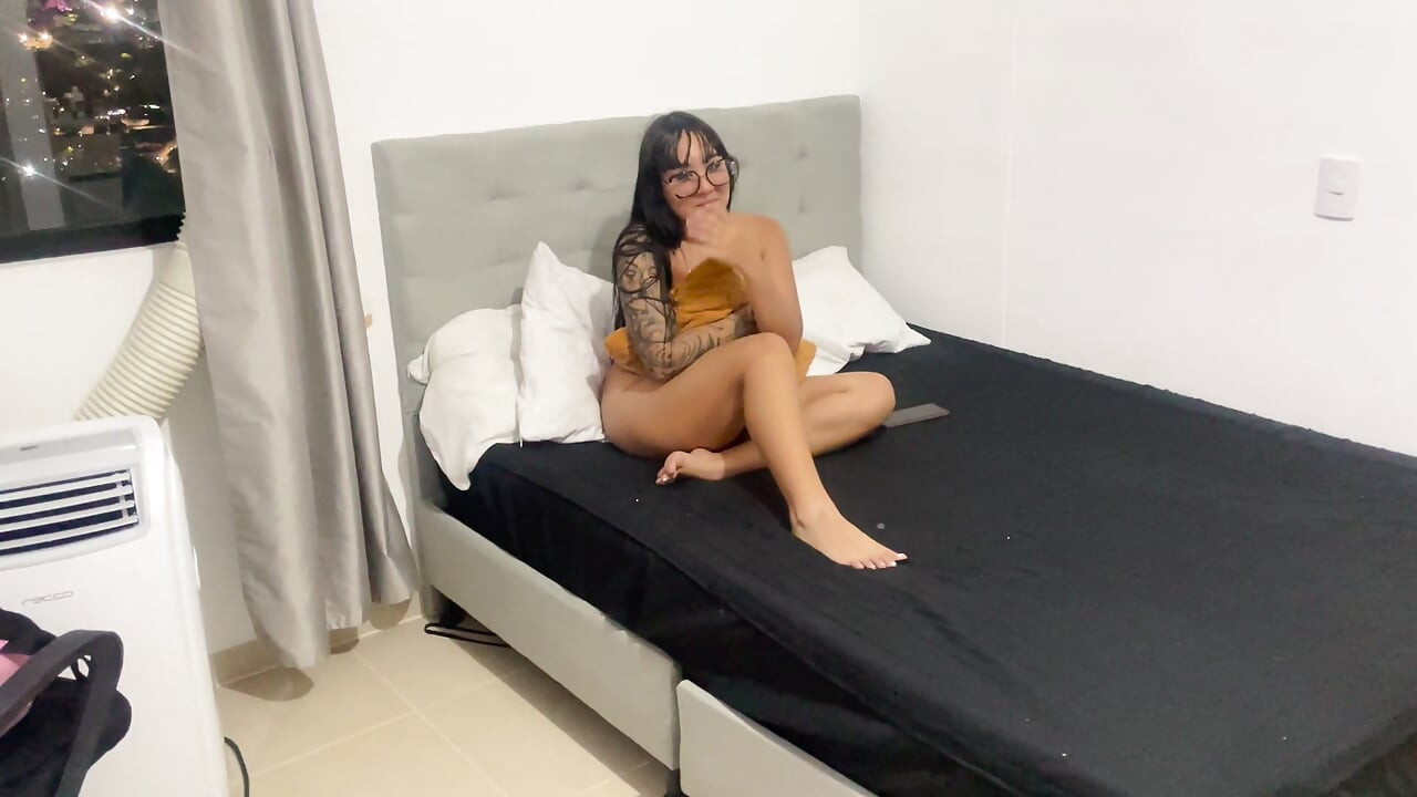 Sunt prinsă de fostul meu masturbându-mă și ajunge să mă fută și să ejaculeze în fundul meu