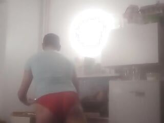 L'uomo sissy in cucina