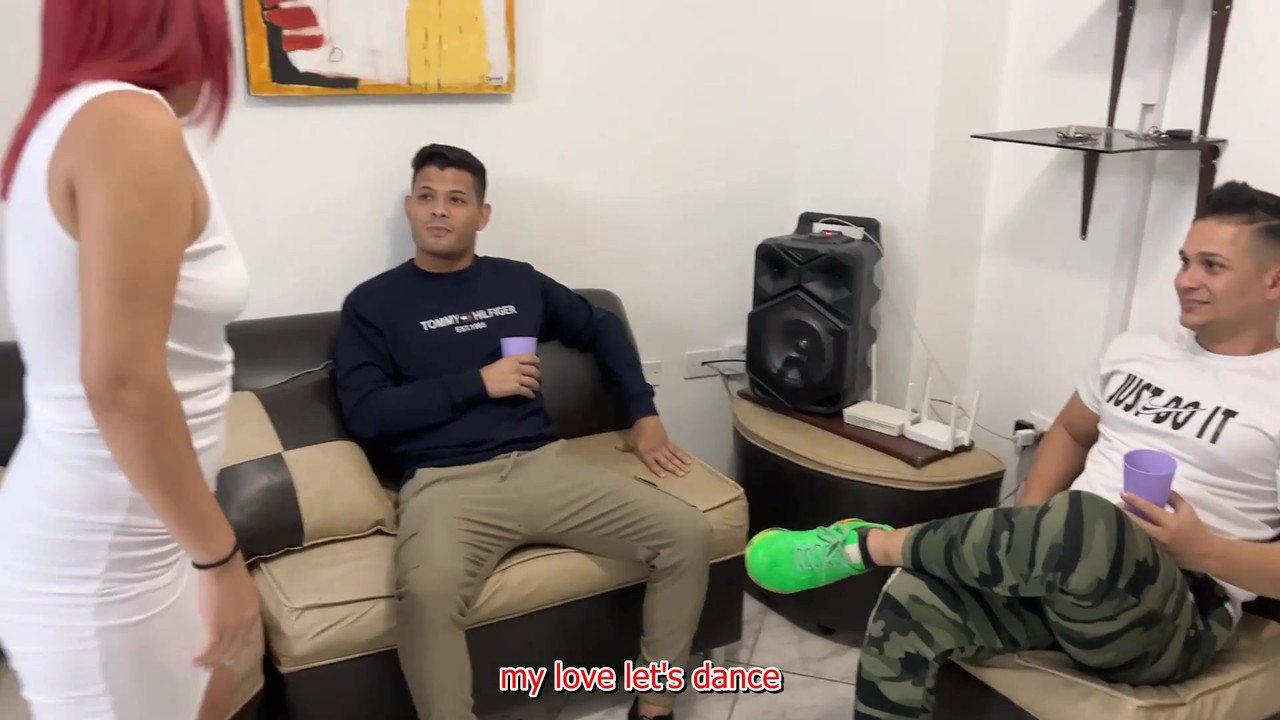 我喜欢我的好朋友在我身边休息时在我的绿帽老公旁边操我 - ntr netorare