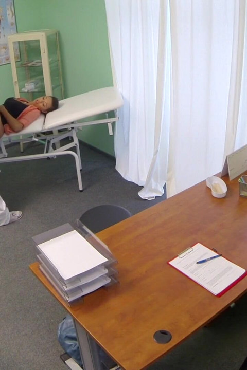 有生育问题的女人得到医生的鸡巴