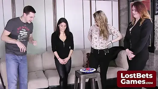 Vahşi striptiz oyunu güzel bir arabada saksoyla bitiyor