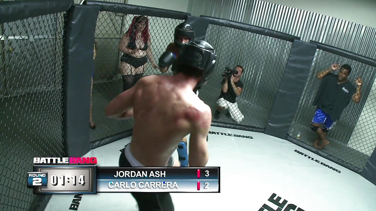 重いポールでできた豊かな子の穴は小さく、顔は満たされている