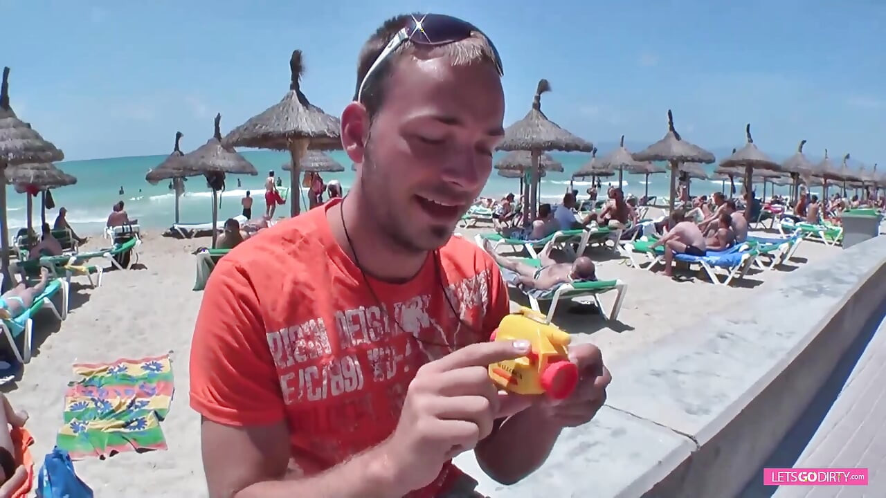 Una troia con un gran culo dalla strada si fa scopare la figa a pecorina