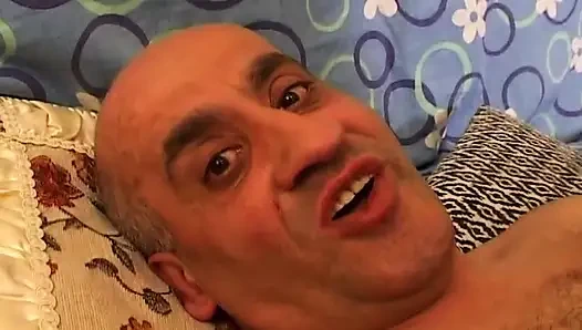 Geile MILF wird im küchen-toben gefingert und gefickt