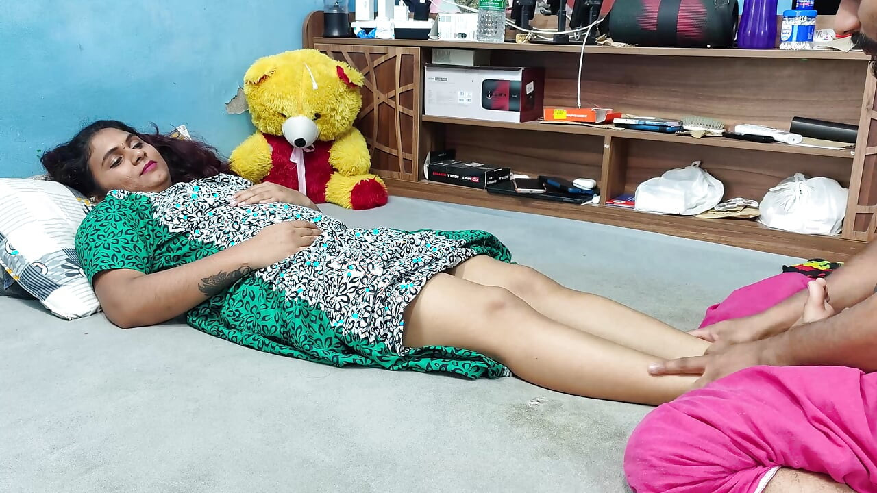 馬來亞妻子由丈夫做足部按摩