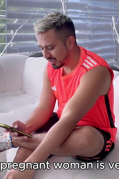 Tinder에서 만난 두 명의 섹시한 소녀와의 강렬한 쓰리섬