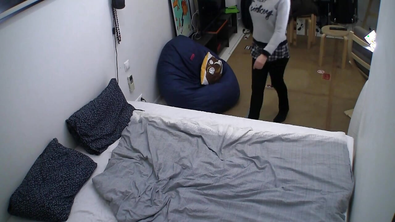 Amateur Teen Gives a Sexy Show in Her Bed