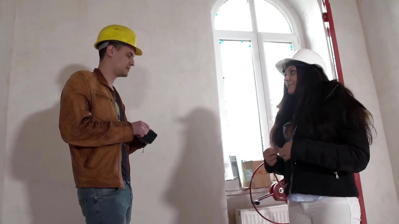 Sevimli büyük memeli esmer kız sikiliyor ve göğüslerine püskürtülür