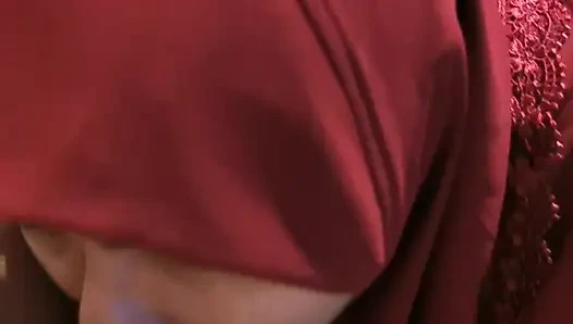 Janda Muslim baru saja makan besar setelah lama absen.