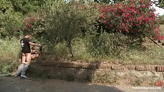 İspanyol ateşli kız sokakta meşgul bir kafenin önünde bağlı olarak gırtlağına kadar sikiliyor!