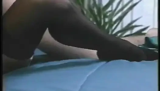 Der behaarte hengst bückt sich küken und fickt sie hart von hinten