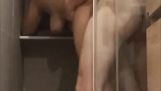 Ein 19-jähriges College-Mädchen steigt bei Cannon Full unter die Dusche und verschafft ihr mehrere Orgasmen!t