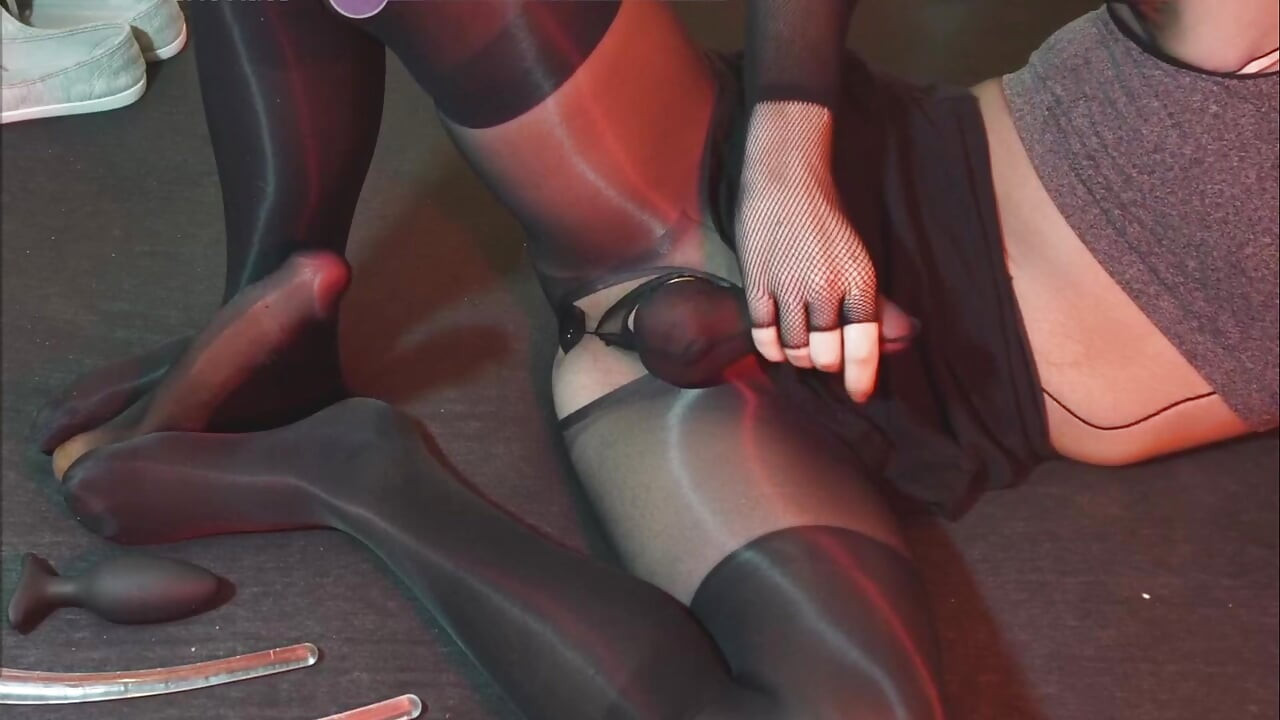 Volledig lichaam bedekt met gelaagde nylon panty met strakke metalen ring omhulde ballen