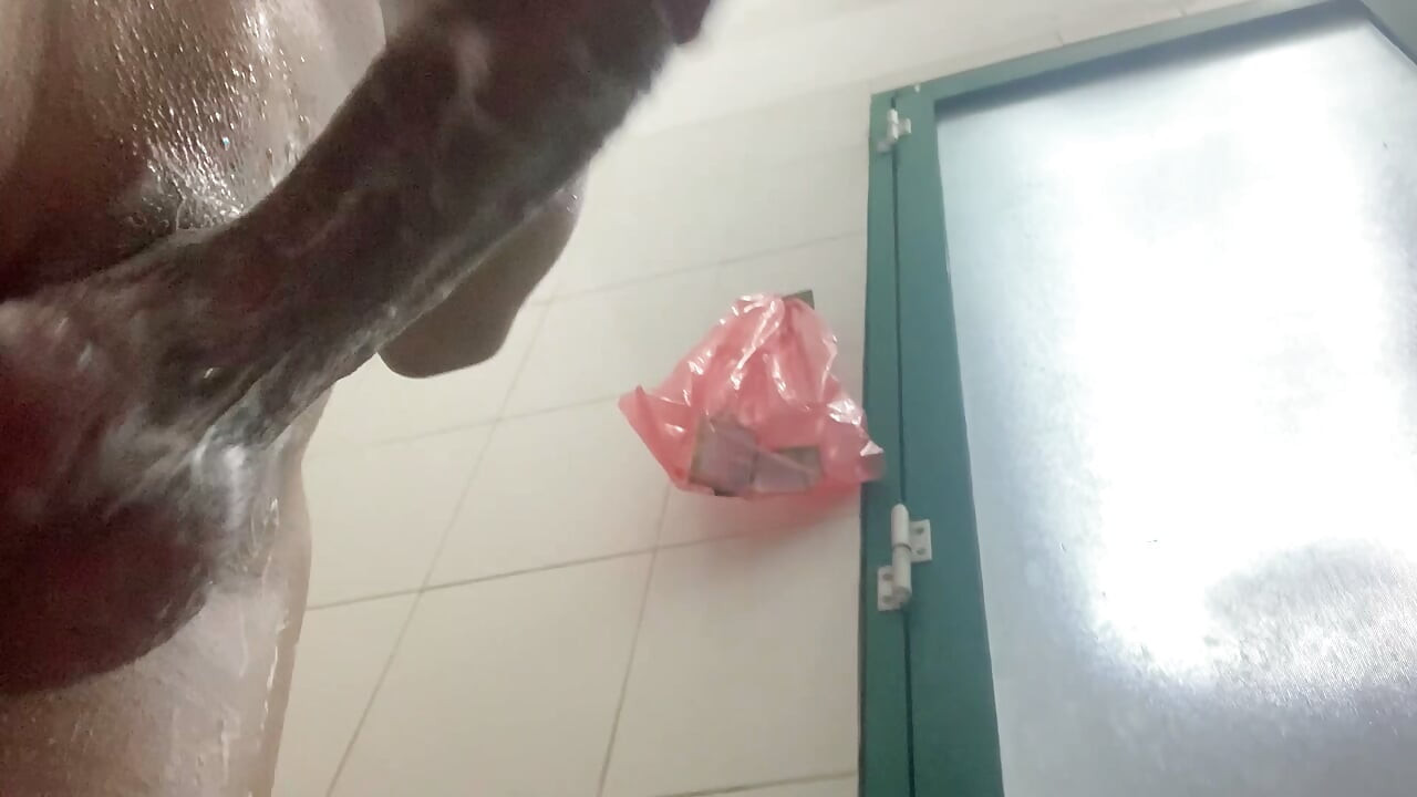在淋浴中清洗肉棒
