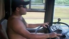 Tài xế xe tải chở gấu sexy (khỏa thân)