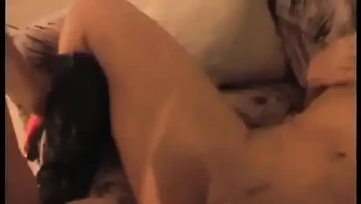 Загорелые европейские лесбочки трахаются страпоном и лижут киску в позе 69