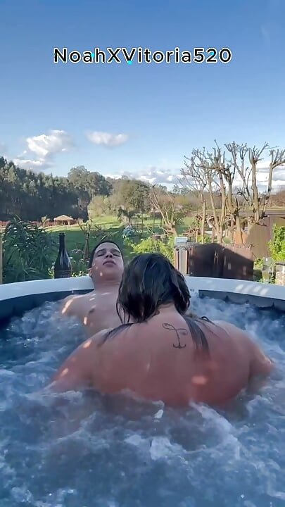 Sexo Ao Ar Livre Com Uma MILF Loira Gostosa Em Uma Banheira De Hidromassagem - Jacuzzi