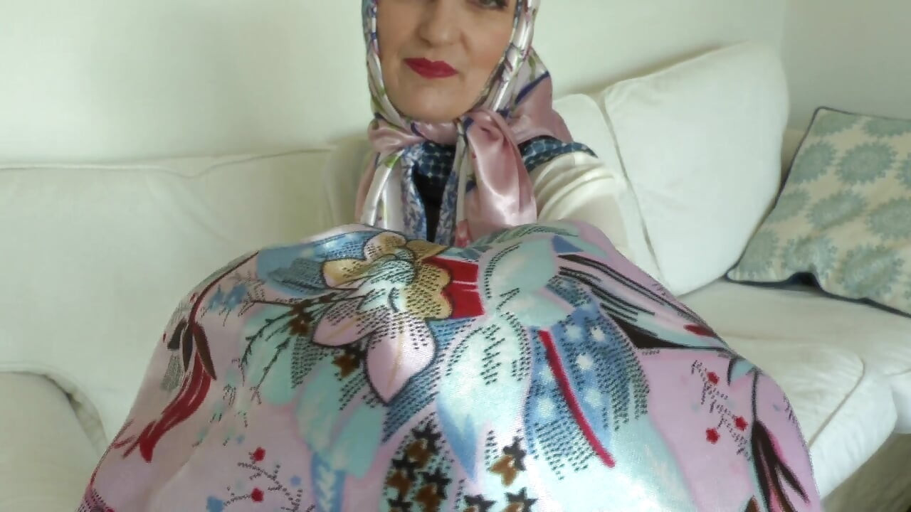 Người yêu khăn quàng khăn satin và xuất tinh trên chiếc khăn satin sáng bóng, lady victoria valente