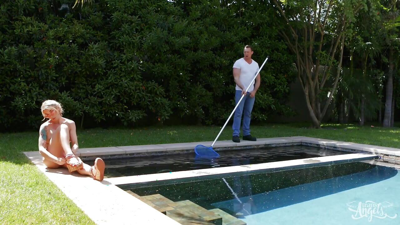 Trans Angels - Blonde Stunner Aubrey Kate Has Her Eyes Set on Her Hunky New Pool Guy Pierce Paris