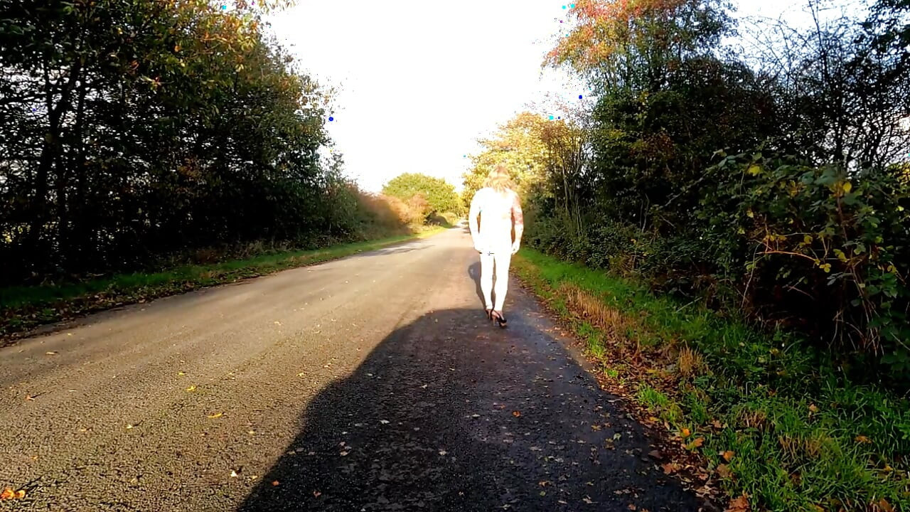 แต่งตัวข้ามเพศ Kellycd2022 เพื่อขับรถลงถนน