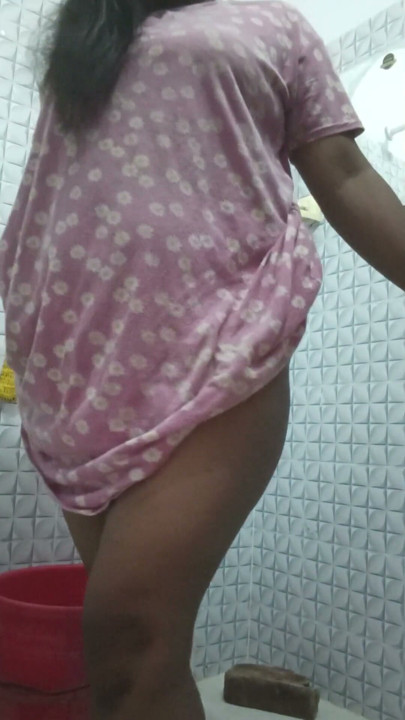 Desi girl bathroom real undress hot | Klip 1