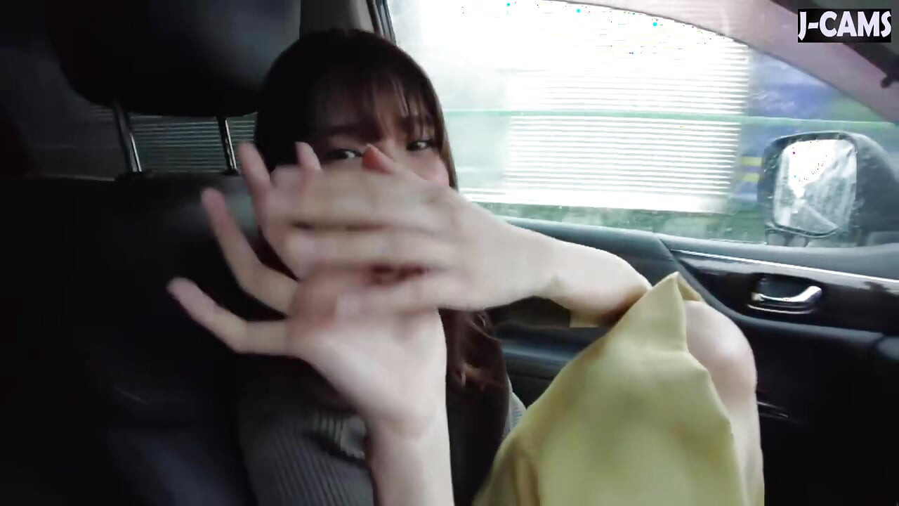 민감한 드라이브. 그녀는 도로 4부에서 논스톱 주의를 갈망합니다.