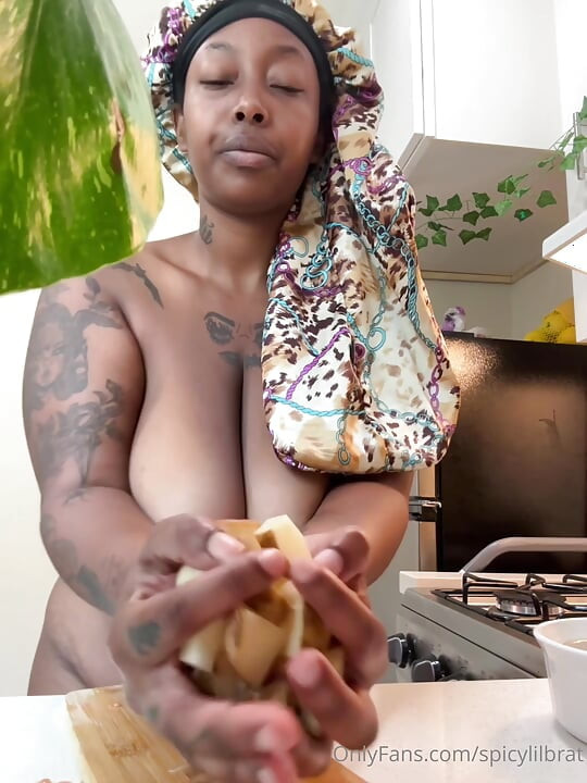 Ebony Big Booty Twerked Naked at the Kitchen While Cooking