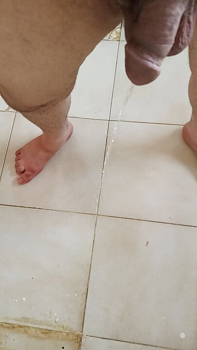 Banyo zemini boyunca işiyorum.