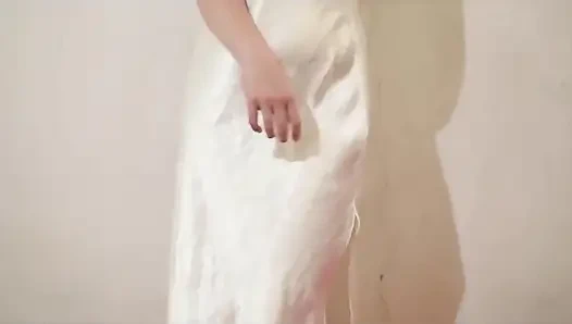 Gadis indonesia dengan pantat bahenol dan memek super basah lagi ngangkang di depan kamera