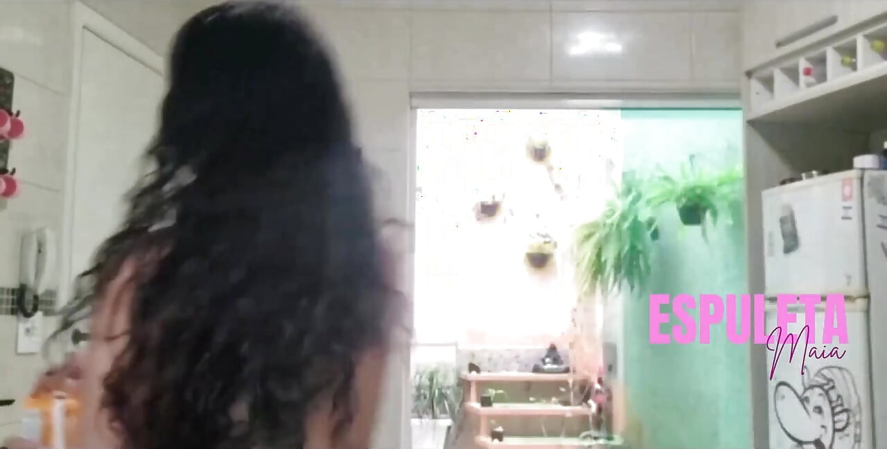 Morena caliente cocinando de una manera diferente - desnuda para los vecinos