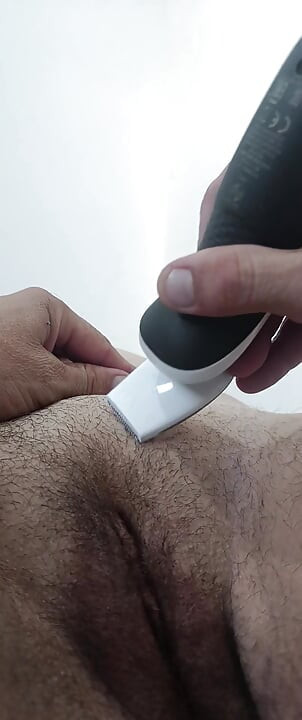 Je rase la chatte poilue de ma femme