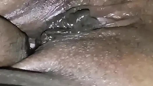 Memek tante tiriku dipijat dengan minyak dan diraba.