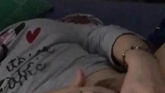 Karım büyük bir zevkle yeni seks oyuncaklarını deniyor