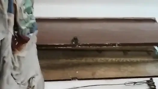 Ibu tiriku lagi asik masturbasi sambil jalan masuk